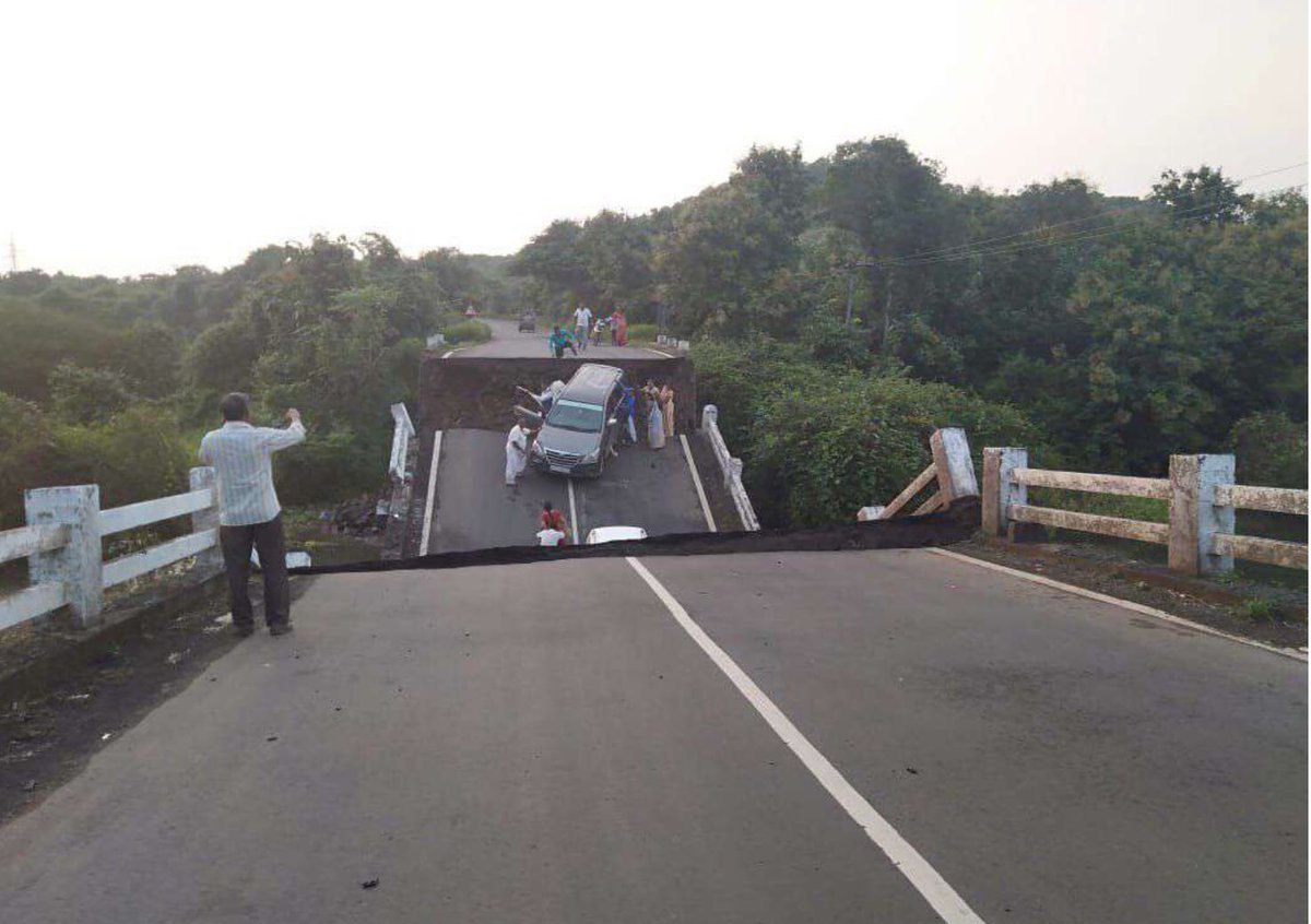SevadalMDB's tweet photo. Bridge collapses near Junagarh, Gujarat. Cars fall (India Today). This kind of incidents speak volumes about the quality of infrastructure that we build. #JunagarhBridgeCollapse #Gujarat #InfrastructureQuality https://t.co/vMXH2jqtEO