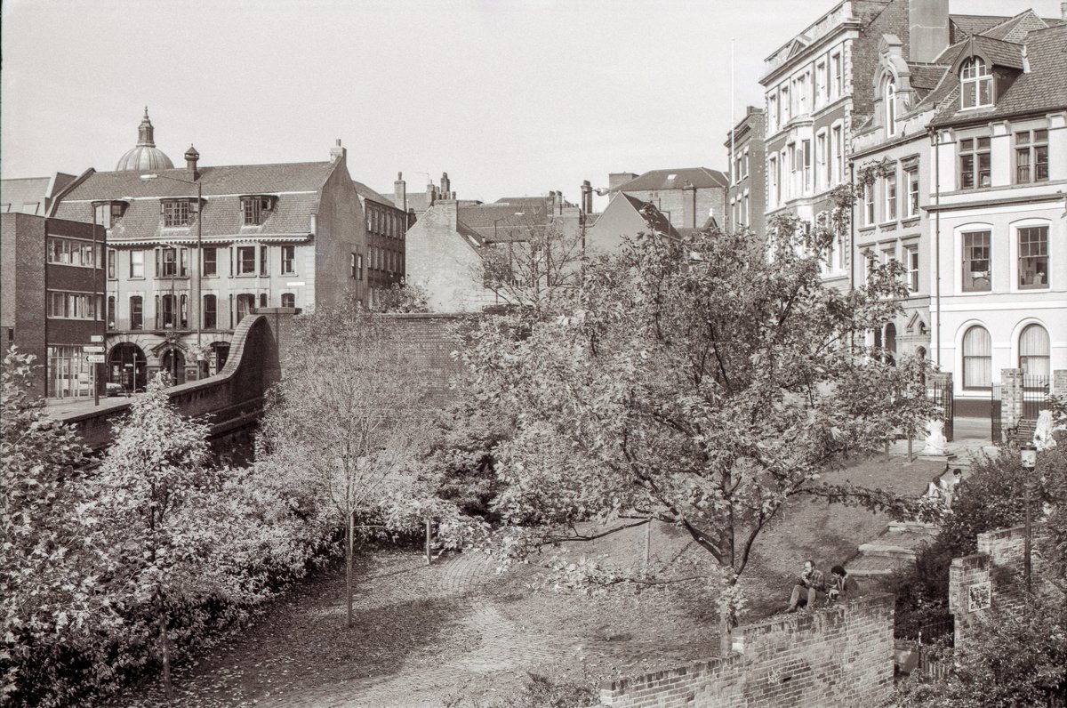 TimPhilips9's tweet image. Weekday Cross and High Pavement  #Nottingham  C1989

The High Pavement Rest Gardens before the development of the @Nottm_Contemp .

@Nottinghasm @NottmHeritage @No1tingham