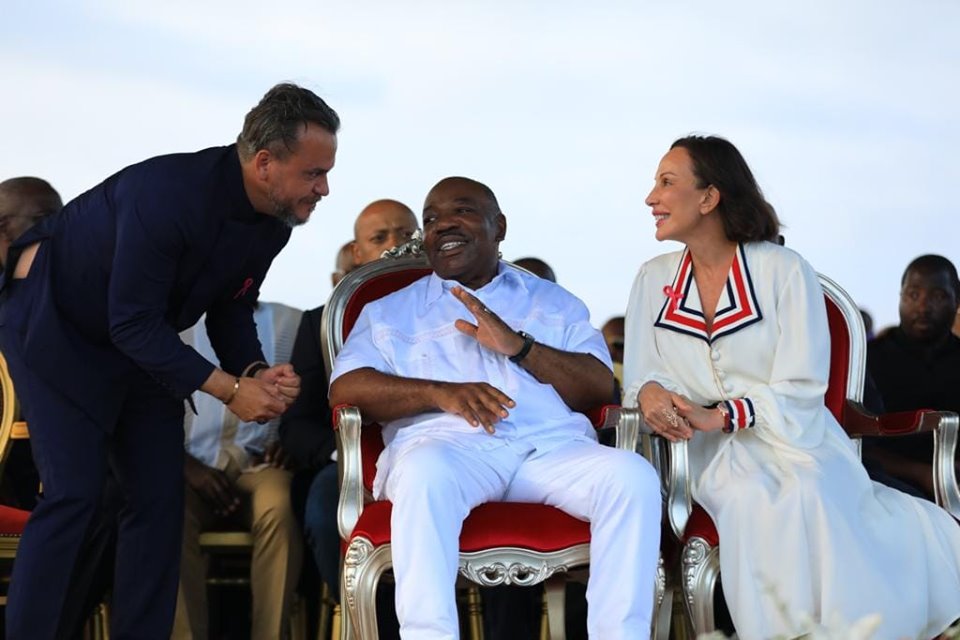 Samedi 5 octobre à Libreville, j'ai achevé ma tournée des 9 provinces du #Gabon, en apothéose devant une foule de milliers de Gabonais et avec la présence surprise du <a href="/PresidentABO/">Ali Bongo Ondimba</a>, qui a prononcé des mots très forts, et de la Première dame @SylviaBongo facebook.com/BriceLaccruche…