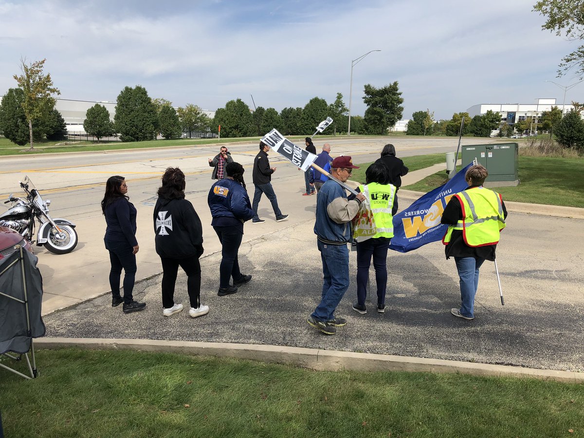 JonStalzer's tweet photo. Standing in solidarity with UAW in Bolingbrook! https://t.co/CRmJjoaBEB