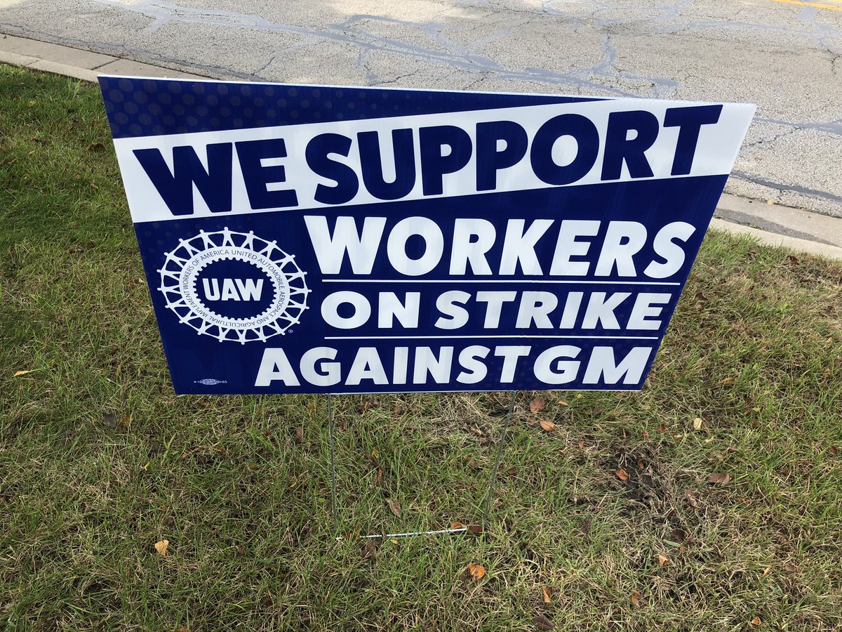 JonStalzer's tweet photo. Standing in solidarity with UAW in Bolingbrook! https://t.co/CRmJjoaBEB
