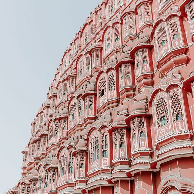 We took inspiration in the beautiful culture and buildings of India to help illustrate our Palace Road, India fragrance.⁣ ❤️
⁣
The finished result? A beautiful homage to its namesake, with the illustrated porcelain surrounding the glamorous fragrance. ❤️ ift.tt/35eCq9p