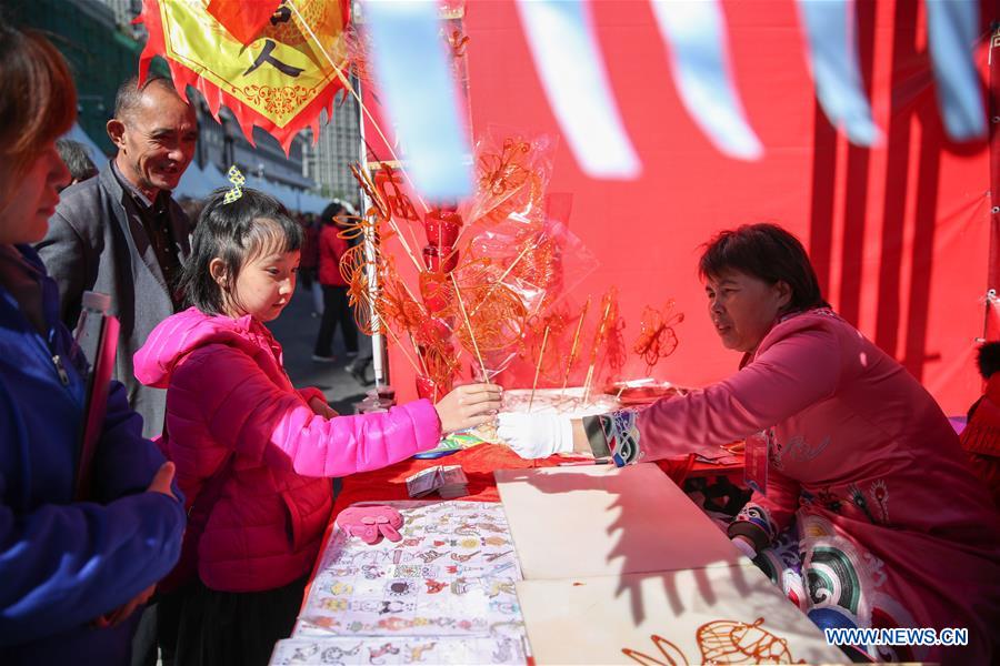 ChinaDaily's tweet photo. Kids try snack sugar painting, a Chinese traditional food, at Huangsi Temple Fair during the National Day holiday in Shenyang, capital of Northeast #China's Liaoning province. #tourism https://t.co/uLOsRqlAkS