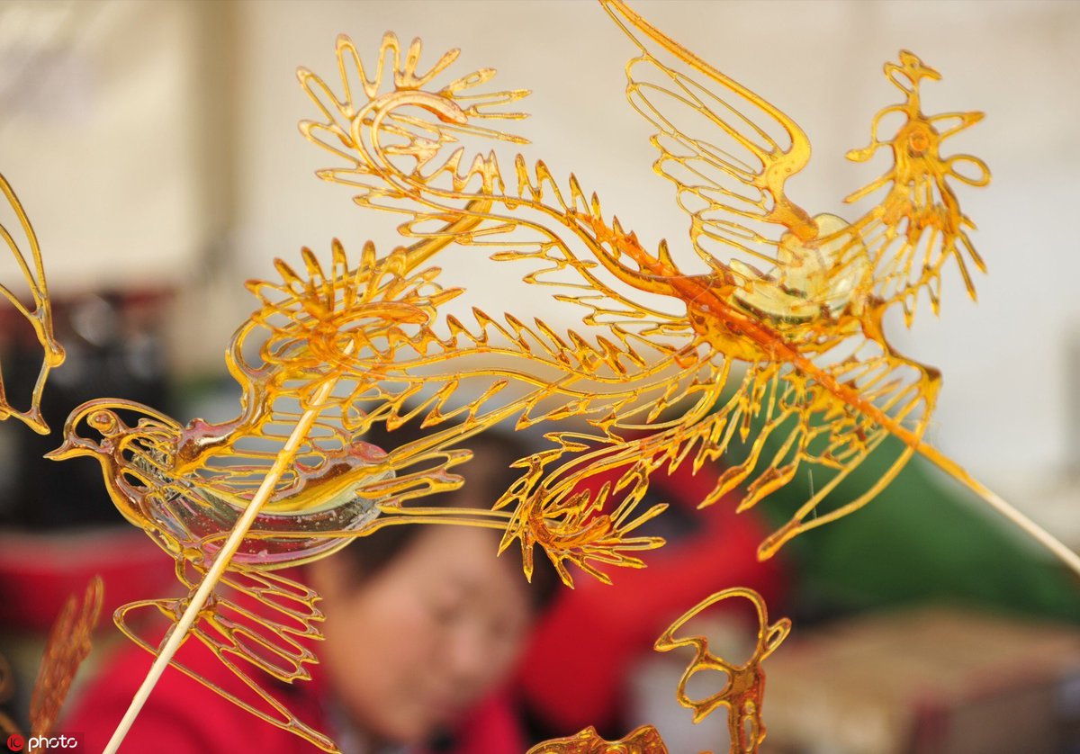 ChinaDaily's tweet photo. Kids try snack sugar painting, a Chinese traditional food, at Huangsi Temple Fair during the National Day holiday in Shenyang, capital of Northeast #China's Liaoning province. #tourism https://t.co/uLOsRqlAkS