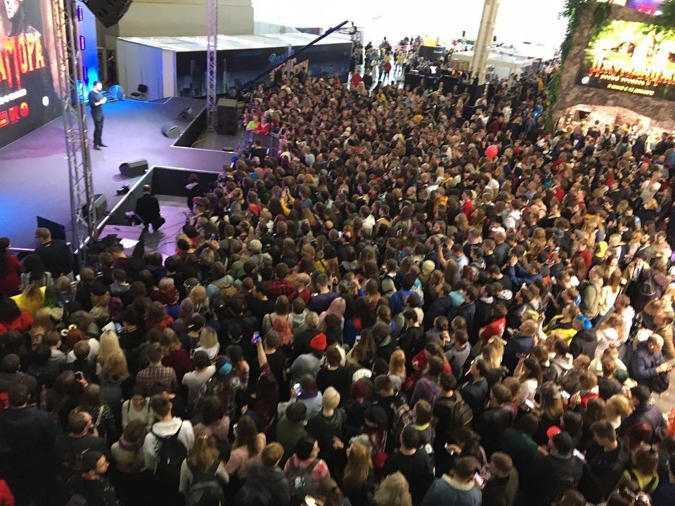 DanilaKFansBR's tweet photo. 📷 Danila Kozlovsky via Instagram:  

"Hoje na Comic Con Russia foi extremamente interessante. Pessoal, vocês são incríveis! #comiconrussia #karamora #dkentertainment #newproject" https://t.co/RJta6zNTfC