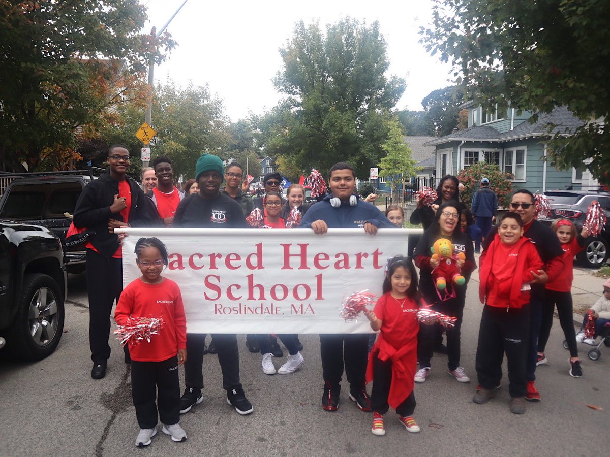 SacredHeartRos's tweet photo. Sacred Heart School had a wonderful time participating in the Roslindale Day Parade!! Did you see us? If not, don’t worry, you can always stop by and meet us to tour our school! #roslindaleparade #dreambig #letsgoSHS https://t.co/Fp6Ao9hbFF