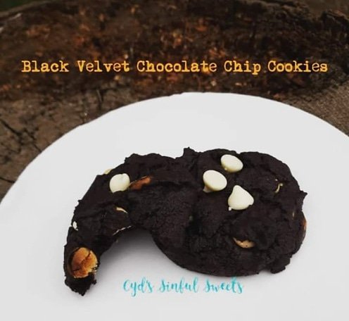 CydsSweets's tweet photo. This month you can never go wrong with chocolate, so I made Black velvet chocolate chip cookies. Perfect spooky treats for you next Halloween party or get together. 
#blackvelvet #chocolatecookies #whitechocolatechip #blackcookies #cydssinfulsweets #customcookies #yummy  🖤🍪 https://t.co/RhpIFq9kS7