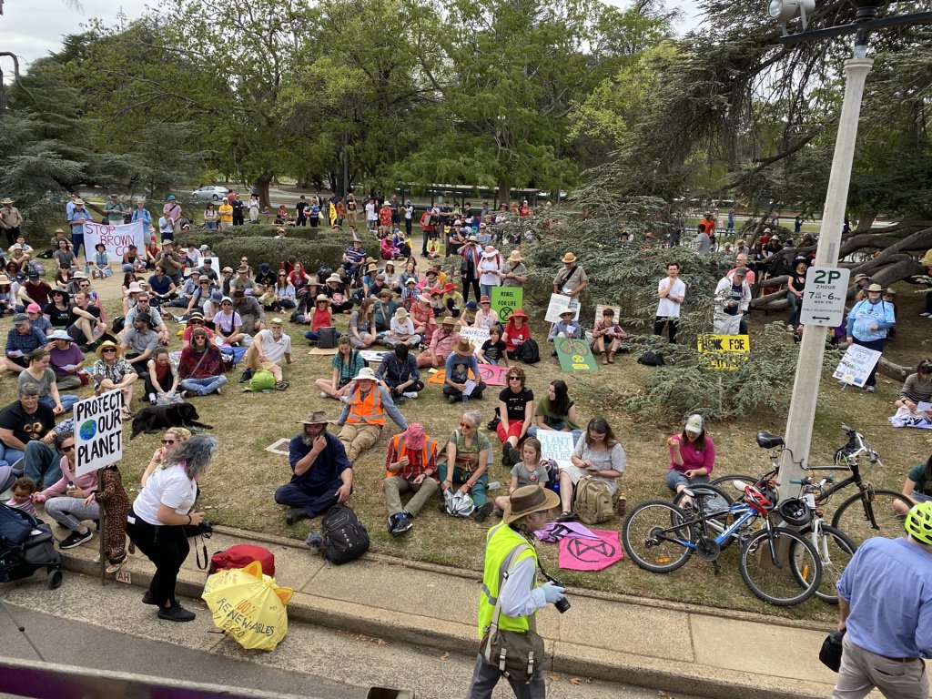 Aitch_El's tweet image. #XRACT pre-march singing practice 
#SpringRebellion #ExtinctionRebellion 
@XRebellionAus