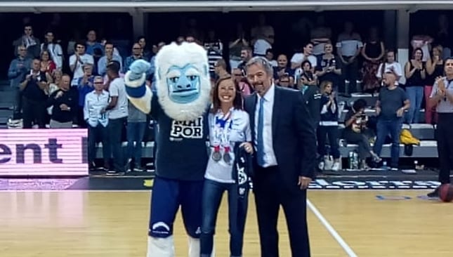 marimrtnez85's tweet photo. L'emoció i energia que he sentit avui a la bombonera del @morabancandorra no es pot descriure... Moltes gràcies a tots per la calor i els aplaudiments, son un xute de motivació per buscar nous reptes💪💪
#capicor #donarvabepelcor #worldtransplantgames #nolimits #transplanterenal https://t.co/Tiw5gPwJQx