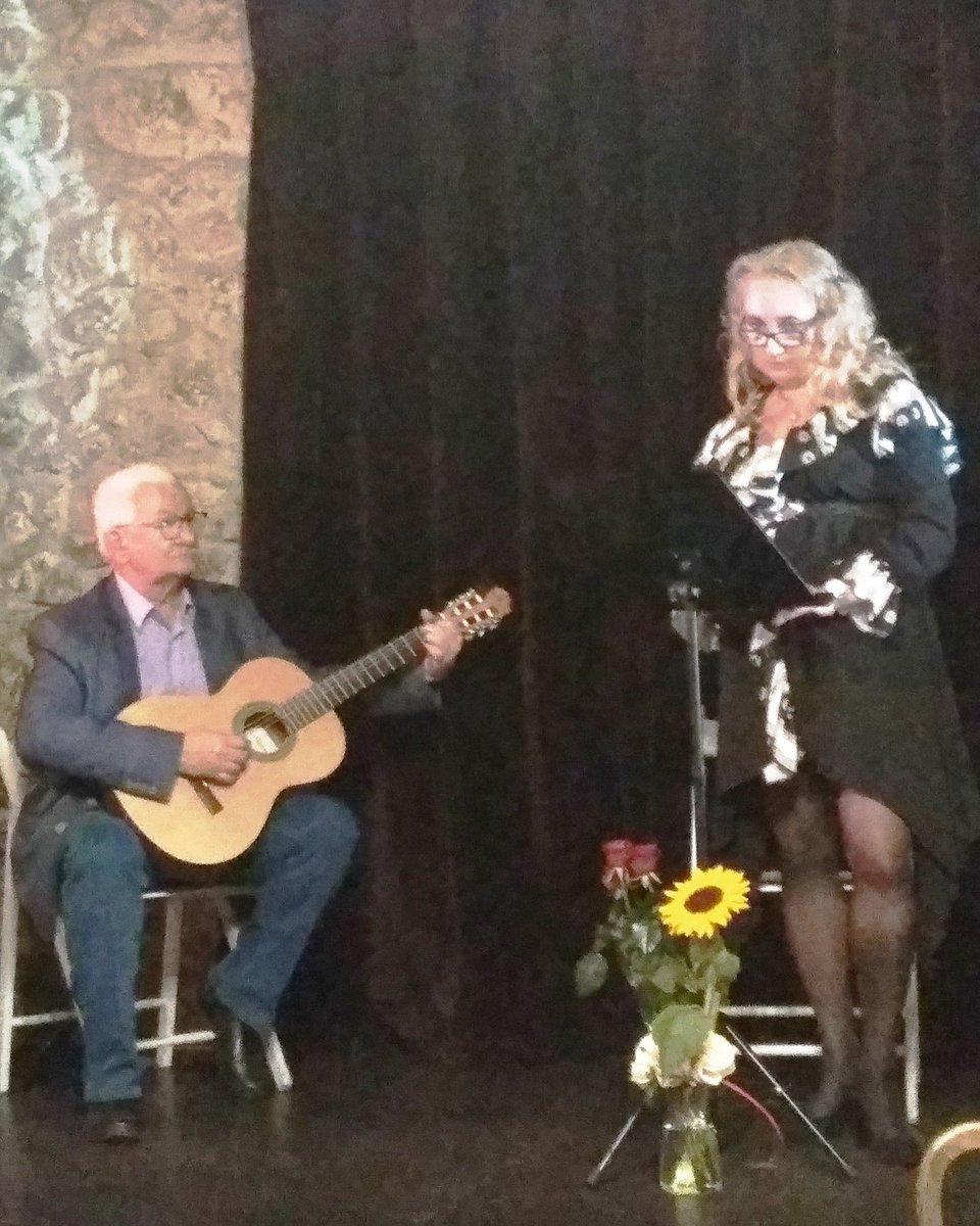 MSternahl's tweet photo. 05.10. W krakowskiej, legendarnej Piwnicy Pod Baranami odbył się wspaniały międzynarodowy  spektakl literacko - petycko - muzyczno - malarski, w którym byłam zaproszona jako Gość Honorowy. Miałam przyjemność czytania zarówno tekstów własnych, jak i kolegów po piorze 💓✒️ https://t.co/zgnMMeIElD