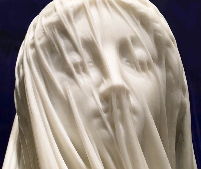 FotosDeFatos's tweet image. A escultura da Virgem Maria com um véu foi produzida em mármore de Carrara, em Roma, pelo famoso escultor italiano Giovanni Strazza, em meados do século XIX. Incrível!