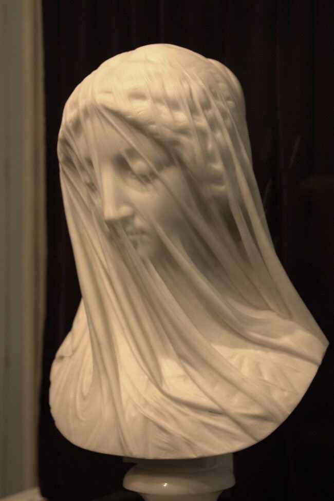 FotosDeFatos's tweet image. A escultura da Virgem Maria com um véu foi produzida em mármore de Carrara, em Roma, pelo famoso escultor italiano Giovanni Strazza, em meados do século XIX. Incrível!