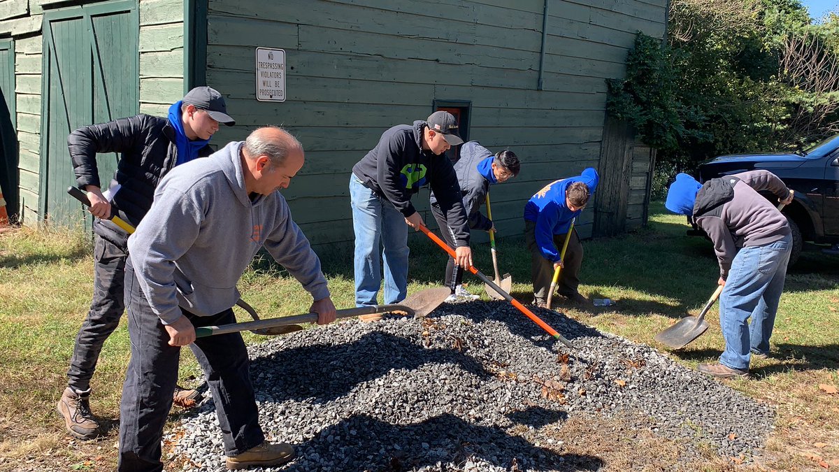 DericBorrero's tweet photo. We are promoting community service at our school. This year WE  are committed to building a loving, respectful, empathetic community by showing our kids how to get involved and give back. Young men &amp; women are making a difference. #ilovesi #GivingBack @KristineGarlisi @SIBOD31 https://t.co/mavDPgOvub