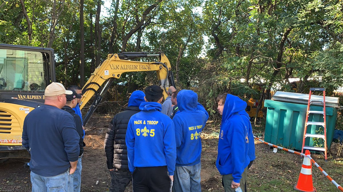 DericBorrero's tweet photo. We are promoting community service at our school. This year WE  are committed to building a loving, respectful, empathetic community by showing our kids how to get involved and give back. Young men &amp; women are making a difference. #ilovesi #GivingBack @KristineGarlisi @SIBOD31 https://t.co/mavDPgOvub