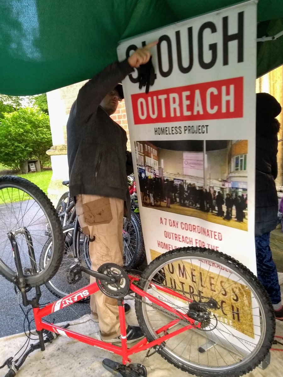 SloughOutreach's tweet image. A busy #BikeWorkshop session this afternoon at #StMarysChurch with @londonsloughrun #SoupRun
Thank you our hard working volunteers who turn up every week come rain 🌦️ or shine☀️
So greatful to everyone who has donated bikes to @SloughOutreach
#HelpTheHomeless donate a 🚲
#JoinUs