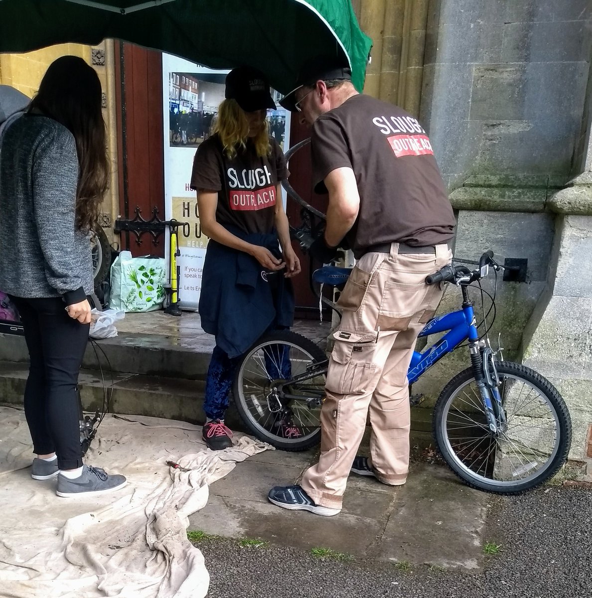 SloughOutreach's tweet image. A busy #BikeWorkshop session this afternoon at #StMarysChurch with @londonsloughrun #SoupRun
Thank you our hard working volunteers who turn up every week come rain 🌦️ or shine☀️
So greatful to everyone who has donated bikes to @SloughOutreach
#HelpTheHomeless donate a 🚲
#JoinUs