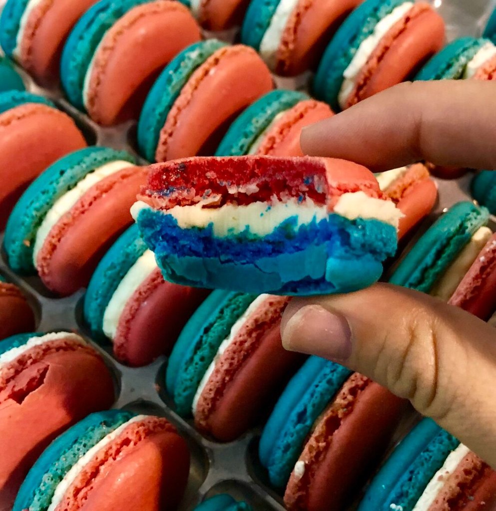 MaKaRohn_Store's tweet photo. What would you prefer to munch on, these cotton candy macarons or tradition cotton candy?🍬 🤤💘 We think you know our answer. #cottoncandymacarons #cottoncandy #phaat https://t.co/Cz3RyUlBcg