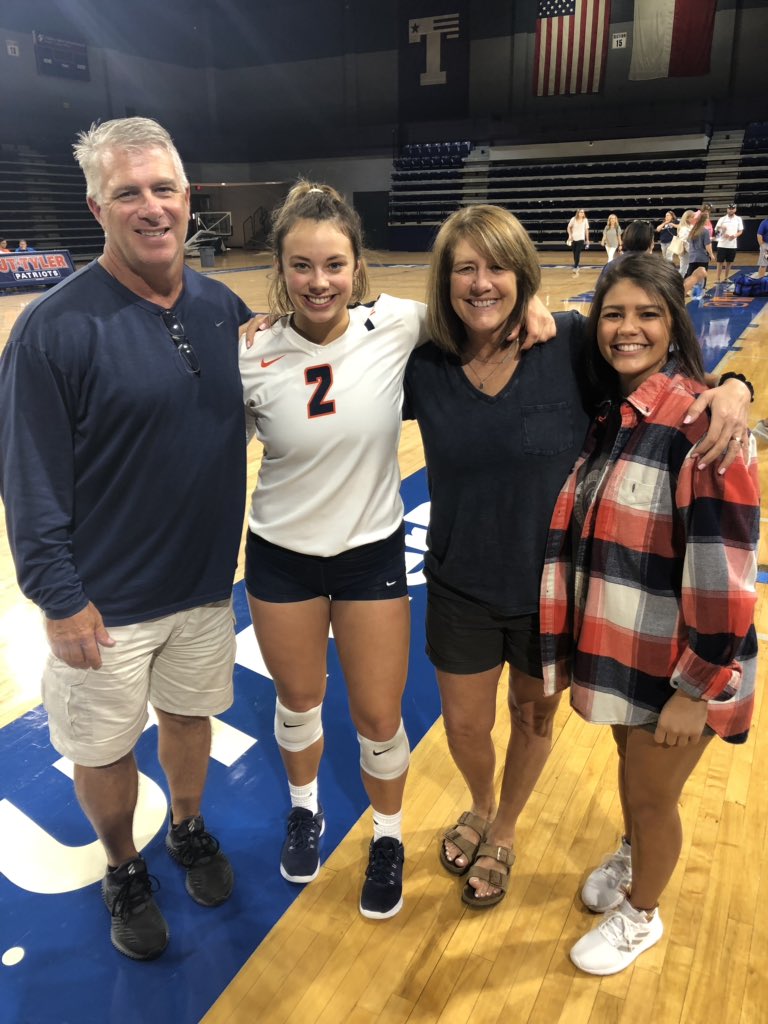 faussettstoops's tweet photo. Great weekend watching Tay play Volleyball!....&amp; we were so happy to see some familiar faces in the stands! ❤️😊...Finished the weekend off with a trip to First Monday 🐶🍗💸 #lovemyweekends https://t.co/lumhcOOxOg