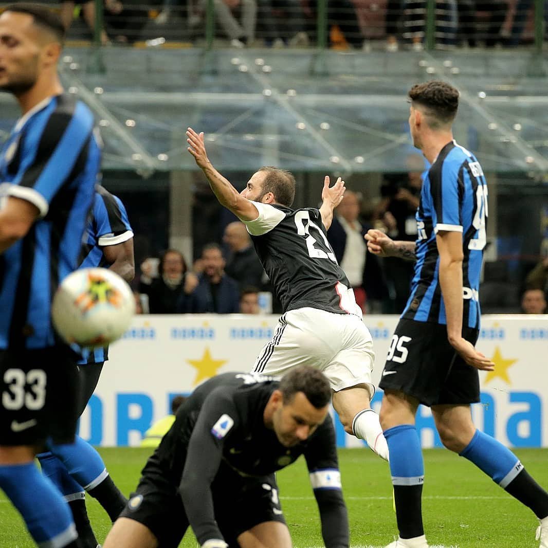 ciambi83's tweet photo. Agghiacciande sta juve in HD @PauDybala_JR @G_Higuain #interjuve 1 2 @juventusfc #juventus #juve #campioniditalia #w8nderful #allianzstadium #serieatim  #juventusstadium #finoallafineforzajuventus https://t.co/2DDq6aP7yS