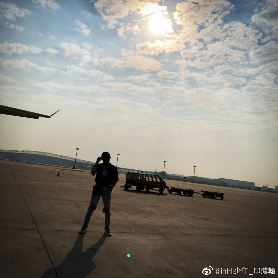 varsityV_unoff's tweet photo. #Damon #VarsityV #바시티V 

🛬 打卡. https://t.co/P7htYzHAUY