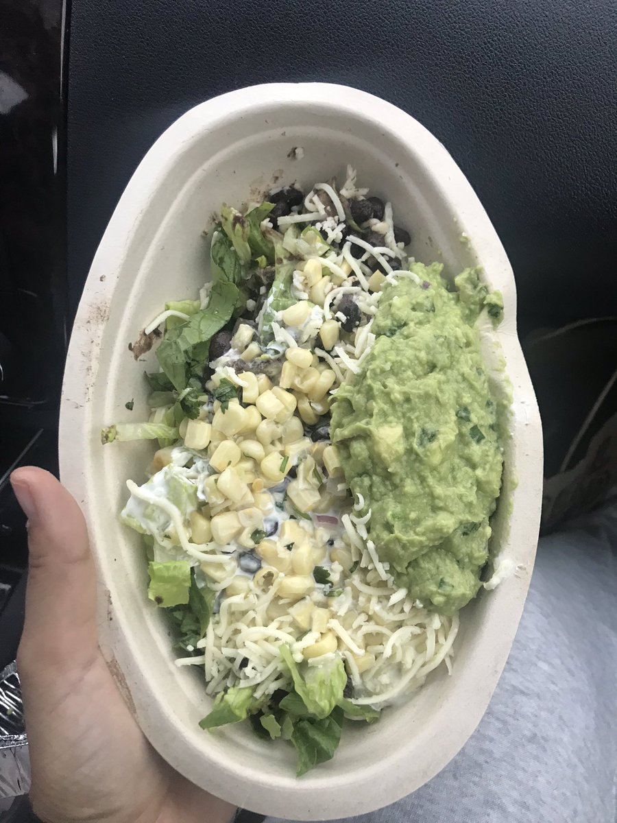 GewelsV's tweet photo. @ChipotleTweets you guys are are literally insane. You wouldn’t fix my order after I showed them this. This is the WORST service and staff I ever felt with. https://t.co/CgKWi2Q9LO