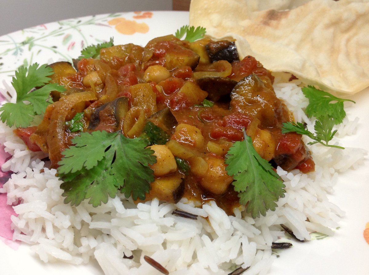 vegandailysite's tweet photo. #Aubergine and #chickpea #curry with #basmati #rice and #pappadums. - #Auberginen- #Kichererbsen-Curry mit #BasmatiReis und #papadams. #vegan #whatveganseat #govegan #plantbased https://t.co/p8ooLL5KRN