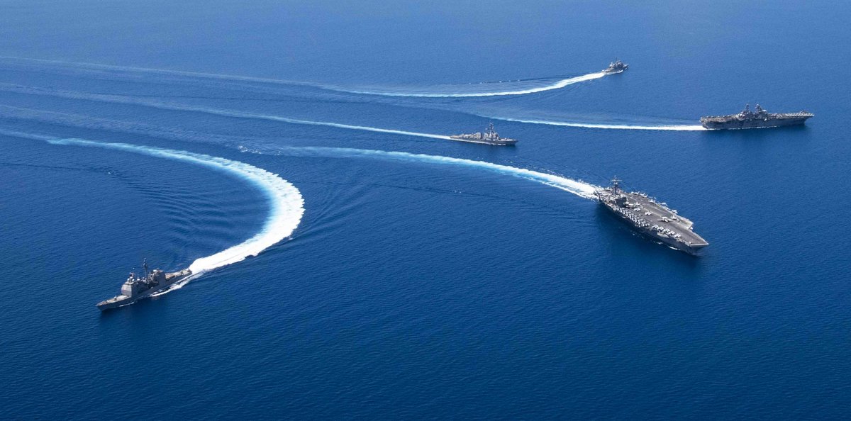 US #carrier RONALD #REAGAN CVN76 & #amphibious assault ship #BOXER LHD4 joined up in the South China Sea Sun 6 Oct for a power demonstration. With REAGAN are #cruiser #CHANCELLORSVILLE CG62 and #destroyer WAYNE E MEYER DDG108; 11th MEU #Marines are on BOX navy.mil/submit/display…