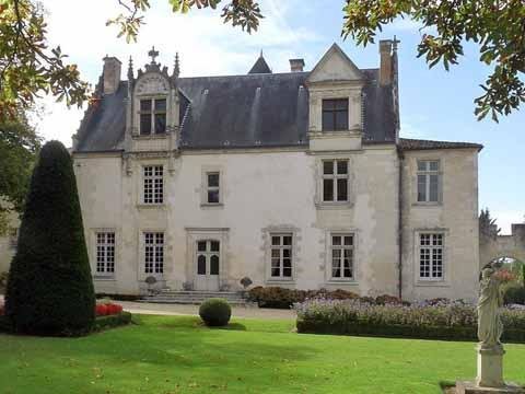 Le guide géolocalisé pour smartphone vous fait découvrir Saint Dizant du Gua sur m-ici.com/17-saint-dizan… … Château de Beaulon