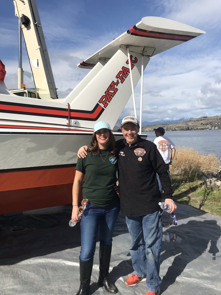 AmandaRoleyNews's tweet photo. I had such a blast this weekend with the family at #LakeChelan! I always love seeing Dad working on the #PayNPak #hydroplane! #mahoganyandmerlot2019 https://t.co/FHQDkDKaJX