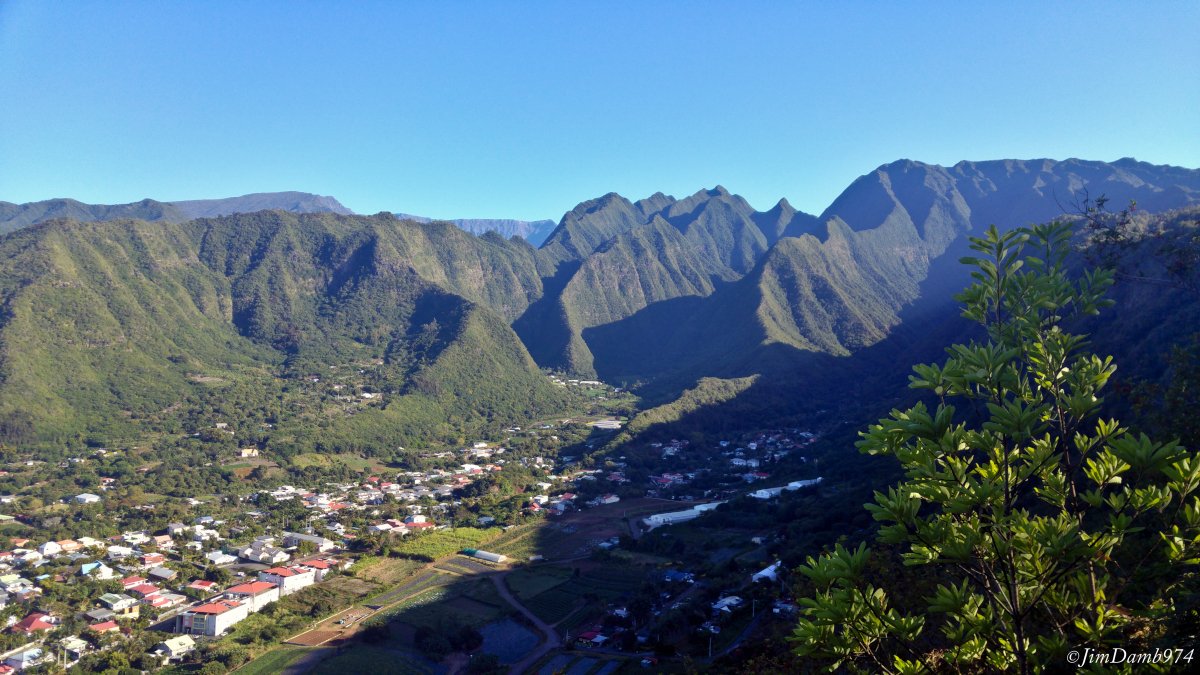 jimdamb974's tweet photo. Wahoo, quand tu montes à Dimitile par le sentier du Zèbre, magnifique vue sur l'Entre-Deux, qu'en dites vous...
#LaReunion #Team974 #MagnifiqueReunion #OutreMer #Nature #Voyages #tourisme #vacances #montagne #Unesco #France #OceanIndien #DomTom #Dimitile https://t.co/0KrQEcNXrB