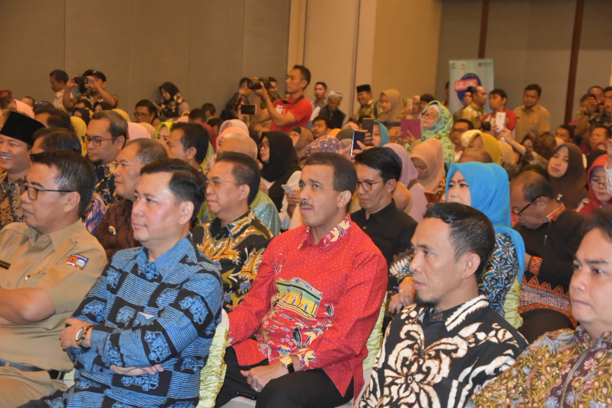 KUKMPDKIJKT's tweet photo. Turut mendampingi Wali Kota, Kepala Suku Dinas KUKMP Jakarta Timur, Raden Igan Muhammad Faisal. Penghargaan diberikan langsung oleh Sekretaris Kementerian Koperasi dan UKM Rully Indrawan, atas kinerja &amp; upayanya berhasil meningkatkan pertumbuhan UMKM di Kota Jakarta Timur.
#kukmp https://t.co/HjkV6j6wRk