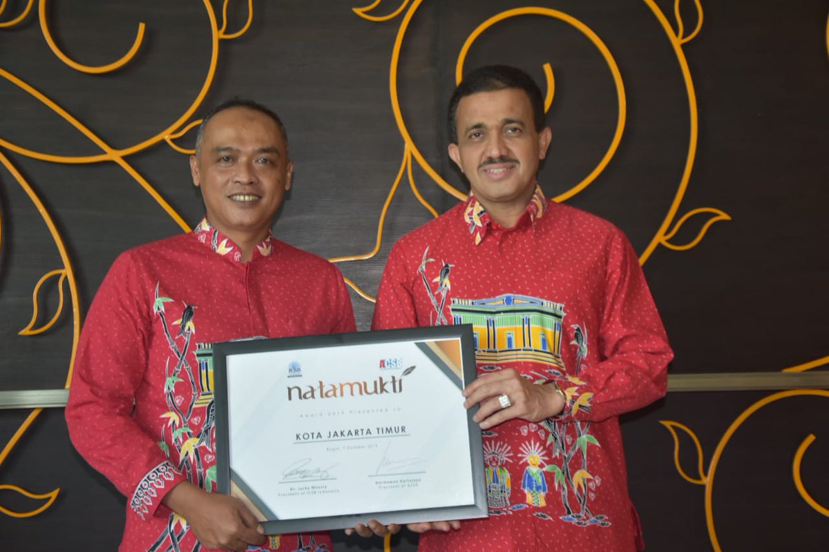 KUKMPDKIJKT's tweet photo. Turut mendampingi Wali Kota, Kepala Suku Dinas KUKMP Jakarta Timur, Raden Igan Muhammad Faisal. Penghargaan diberikan langsung oleh Sekretaris Kementerian Koperasi dan UKM Rully Indrawan, atas kinerja &amp; upayanya berhasil meningkatkan pertumbuhan UMKM di Kota Jakarta Timur.
#kukmp https://t.co/HjkV6j6wRk