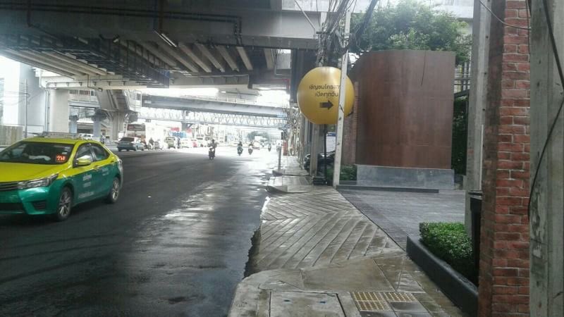 BangPhlatOffice's tweet photo. เวลา 10.10 น. น.ส.ปัญชพัฒน์ หลักดี ผอ.เขตบางพลัด มอบหมายให้หัวหน้าฝ่ายรักษาความสะอาดและสวนสาธารณะ จัดเจ้าหน้าที่ล้างทำความสะอาดฝุ่นละอองบริเวณสี่แยกบางพลัดถึงปากซอยจรัญฯ 52 เขตบางพลัด เพื่อช่วยลดฝุ่นละอองและรักษาความสะอาดในพื้นที่เขตบางพลัด https://t.co/yQPhnpuXkl