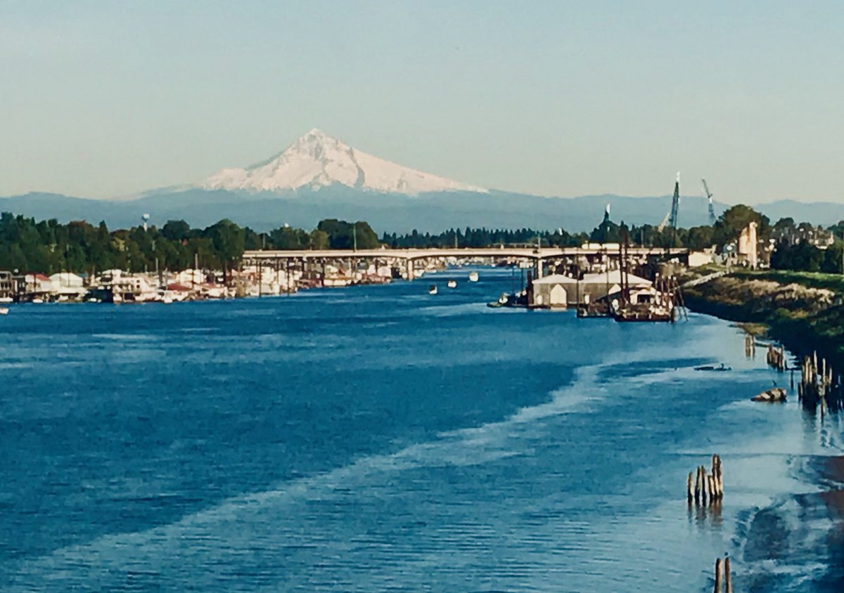 75snow's tweet photo. Leaving Portland, OR on the Empire Builder. #Amtrak #Empirebuilder https://t.co/V0FPJDBTGJ