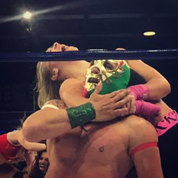 NikkaTeer's tweet photo. Me pongo  nerviosa, a veces.
#titanesenelring https://t.co/zQMG648ryv