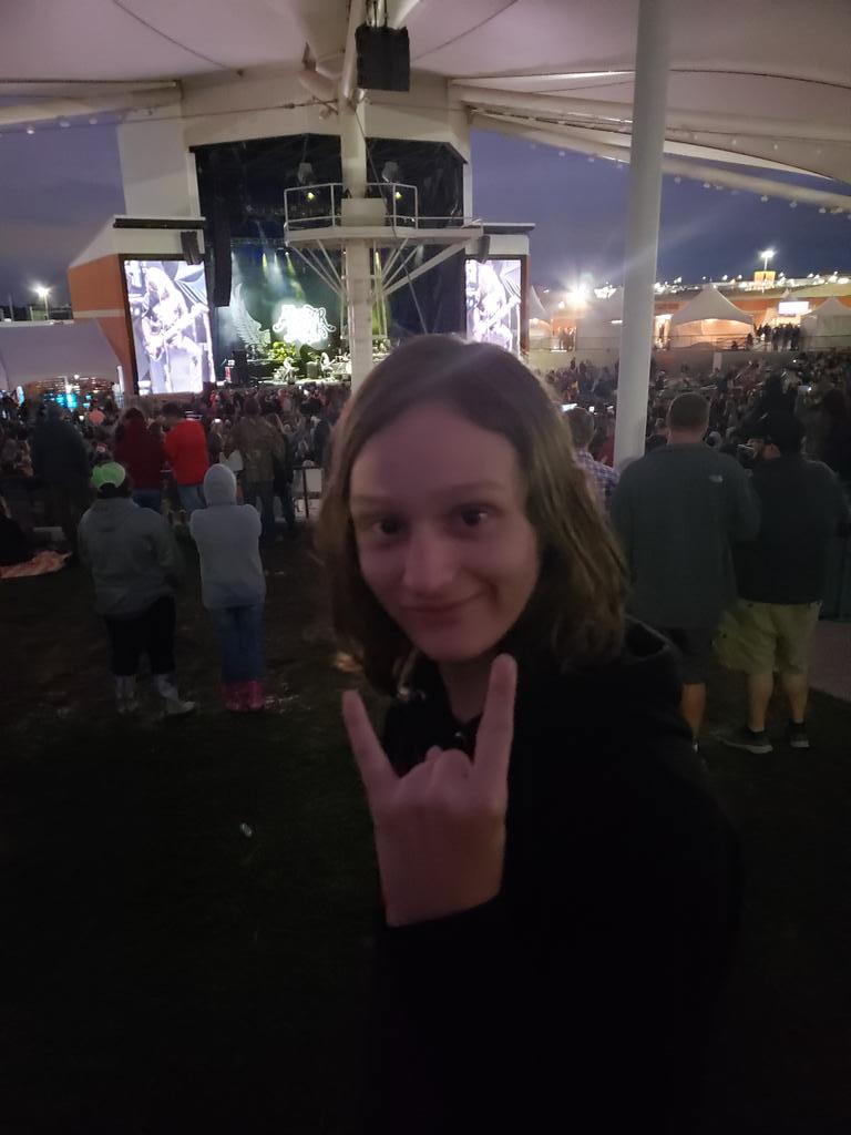 Garrick84043454's tweet photo. #AMPlivefeed @Godsmack ready to rock out https://t.co/UygfG5kAR5