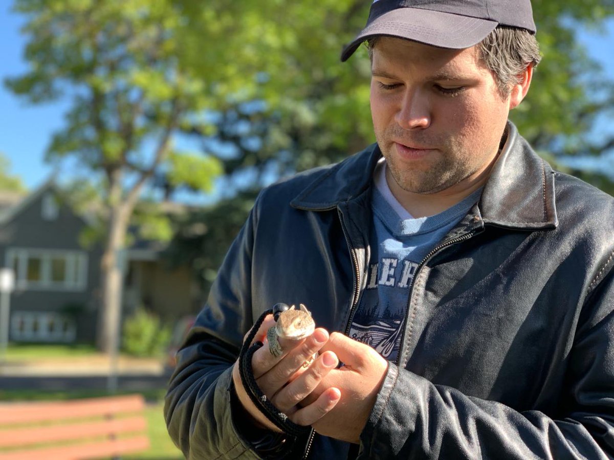NewsManBoyer's tweet photo. A certain #NewsLizard hit the town today at the pet blessing in #Bozeman...along with a lot of dogs, a few gerbils and a chicken. What a nice community event. #blessed #Sunday #LizardDad https://t.co/vbsEdpDIKv