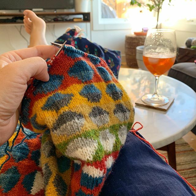 I’m not at Knit City with everyone else, but I’ve got a stew in the oven, an Aperol Spritz in my glass, and an old fun project in my hands, and I am more than happy about that. How is your Sunday? 
#knitting #fairisleknitting #strandedcolourwork #strande… ift.tt/2pR1VO4