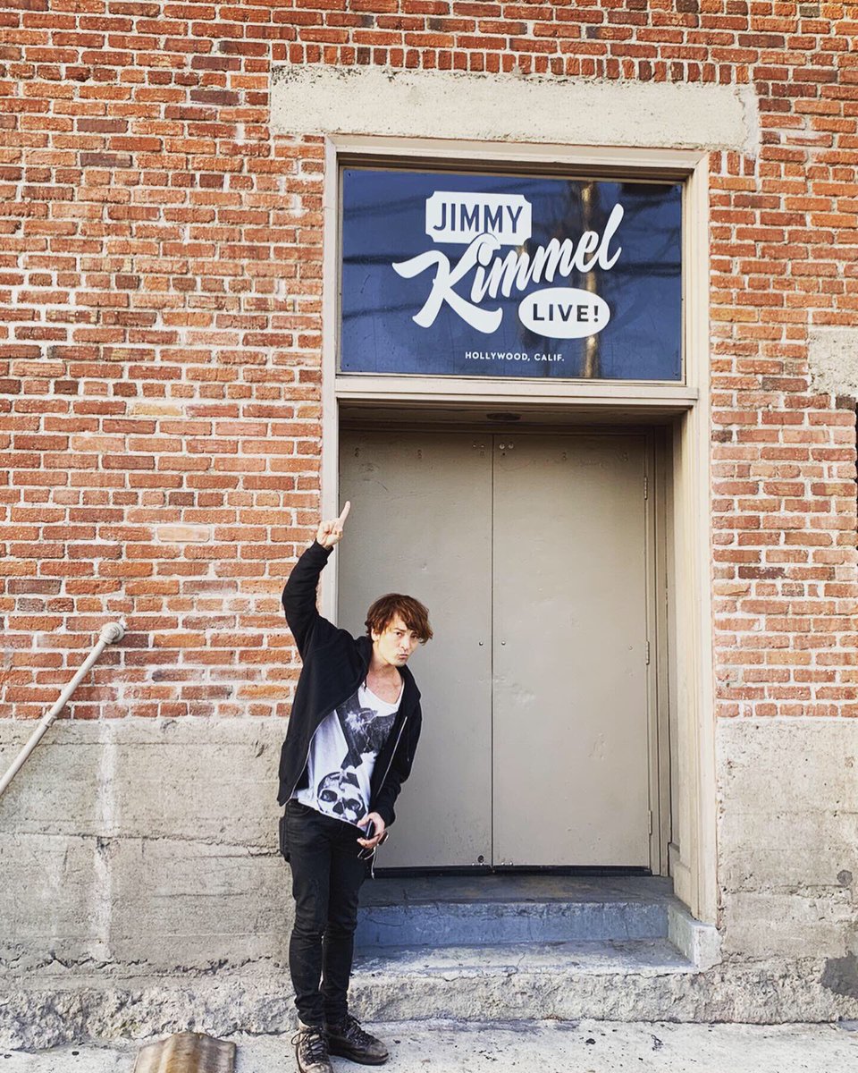 juonguitar's tweet photo. Jimmy KimmelのTV Showを見学!
稲葉浩志さんのLIVE「enⅢ」で一緒だったBassのコーリーを観に行った!
そしたら、ウィリー・ネルソンの息子、そして映画「アリー/スター誕生」の音楽を務めたルーカス・ネルソンに逢えた!光栄でした。
#juon #coreymccormick #lukasnelson #losangeles #稲葉浩志 https://t.co/5vgGJbQOdm