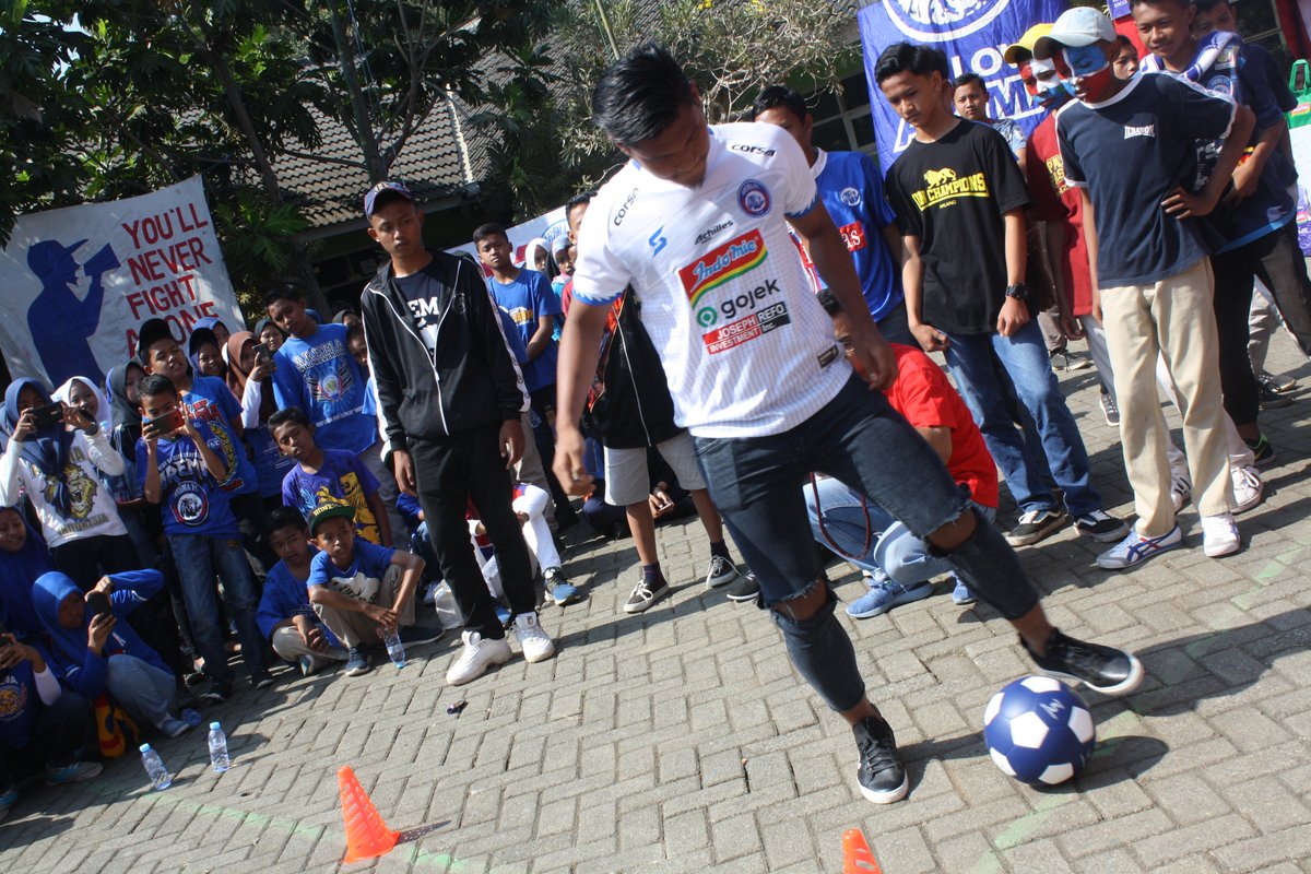gsfsmpn27's tweet photo. Pelajar SMPN 27 Malang belajar teknik bermain bola kepada striker muda Arema FC Ahmad Nur Hadi.

#smpn27kotamalang
#smp27malang
#GSF2019
#jawapost
#radarmalang https://t.co/s1g2E5V4oW