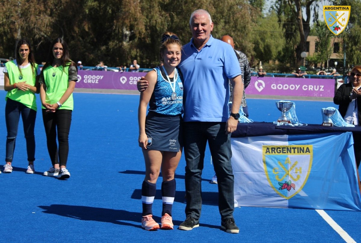 ArgFieldHockey's tweet photo. 🏅La mendocina @GianePalet fue elegida la mejor jugadora de la final disputada ante Córdoba #ArgMayor🏑 https://t.co/iH76BVzayk