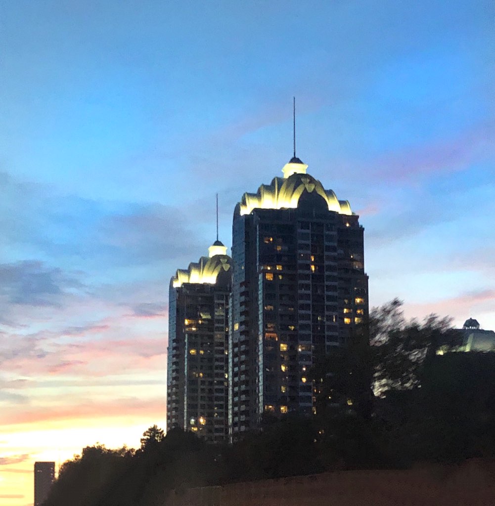 WJaroslawski's tweet photo. #TorontoAtNight https://t.co/r2MBeBp9V6