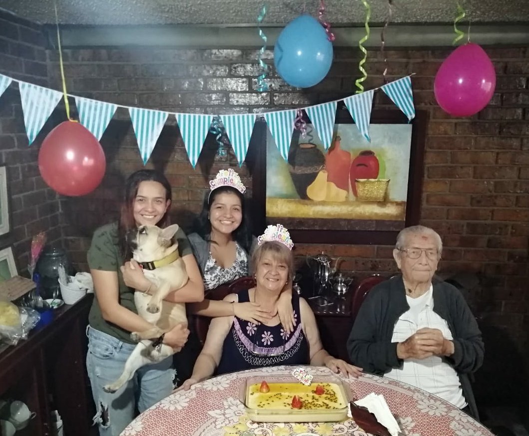 laUbuRgOz's tweet photo. Definitivamente su sonrisa me hace muy feliz ����👭💕
#TeAmoAma
Feliz cumpleaños, Dios nos premie con tú compañia siempre ❤ https://t.co/GPbxbVgrxP