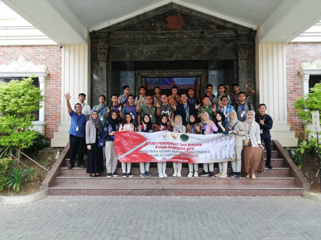 Dubes Rusdi Kirana Beri Reward Paskibraka KBRI Kuala Lumpur

atdikbudkl.org/2019/10/07/dub…