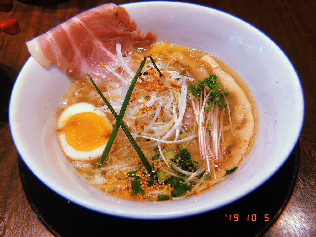 大阪 麺のようじ
ネギが3種にブロッコリースプラウト？
あられに鶏チャ、豚レアチャ。
さりげに柚子が香る。
おいしかった(๑•ૅㅁ•๑)