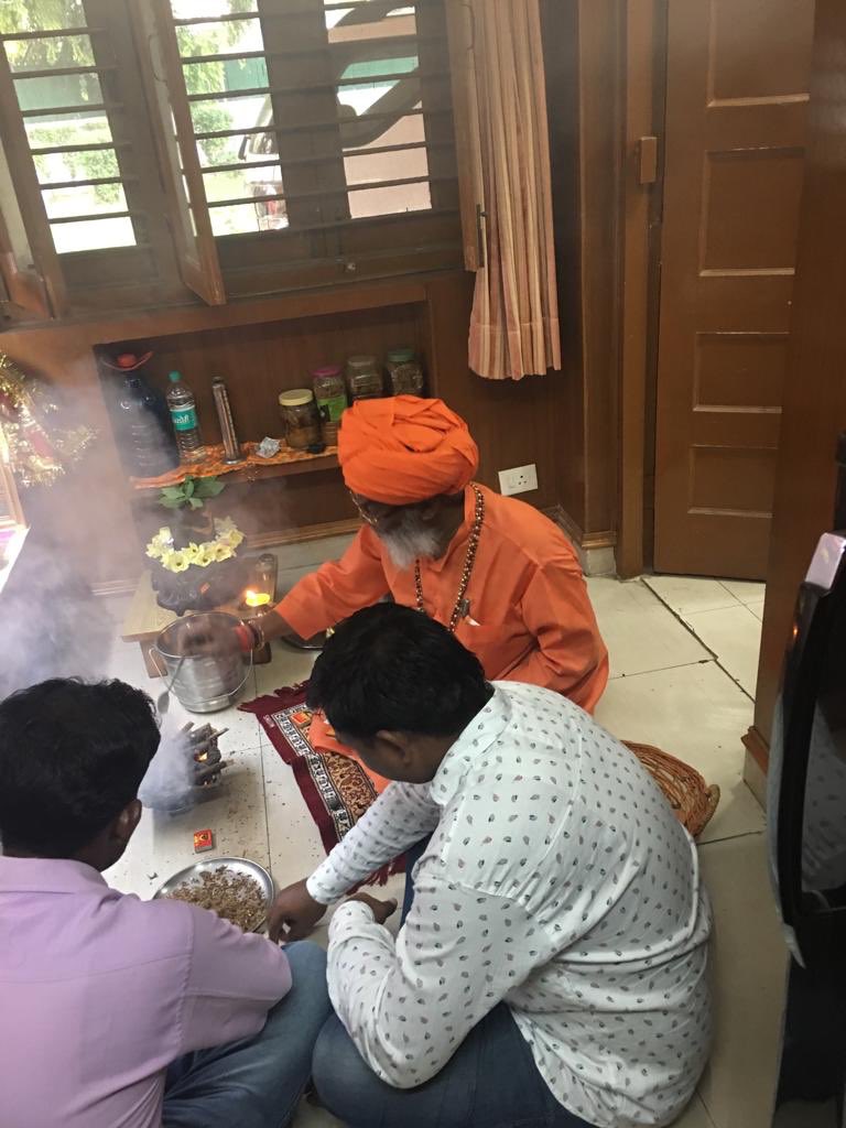 आज महानवमी पर विधि विधान से हवन पूजन कर माँ सिद्धिदात्री की आरती की ।

माँ सिद्धिदात्री से प्रार्थना है कि वे सभी भक्तों का मनोरथ पूर्ण करें और सभी को सुख, शांति और समृद्धि प्रदान करें।