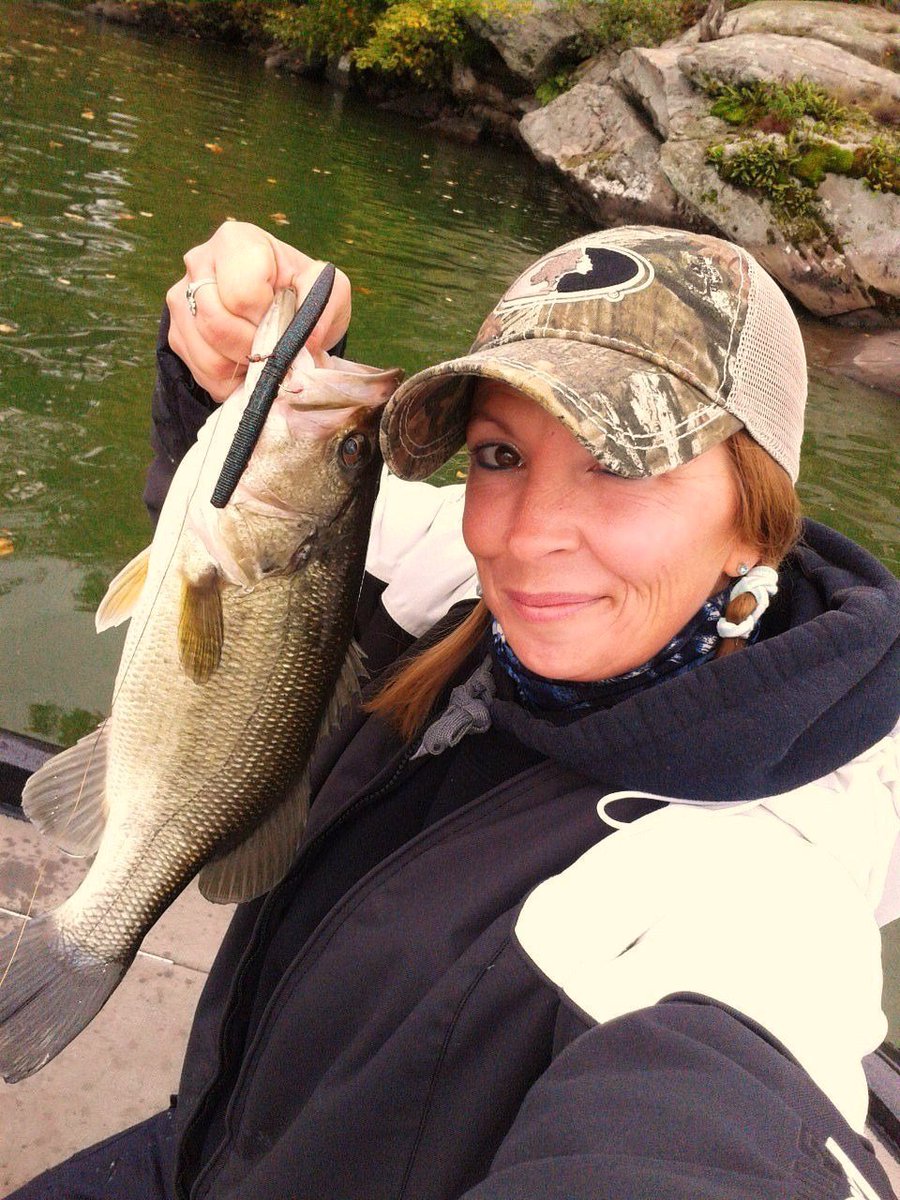 KristaFishes613's tweet image. We fought it out today in 40+km/hr winds and on and off rain and managed to fill our bag. Finished the tourney in 8th place🎣 Can't complain about a #Top10 finish! #Streamside #KamakaziHooks #MixedBag #RangerBoats #MeAndMySenkos 💜