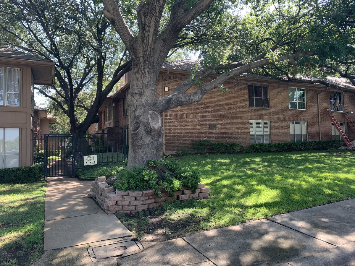 KariHollifield's tweet image. Amazing condo just listed and ready for new owner! Over 1700 sq ft, 2 bed 2.5 bath, corner unit, private court yard. Call us to schedule an appointment #readytoshow #nearnorthpark #dallascondos #realtorforlife #gatedcommunity