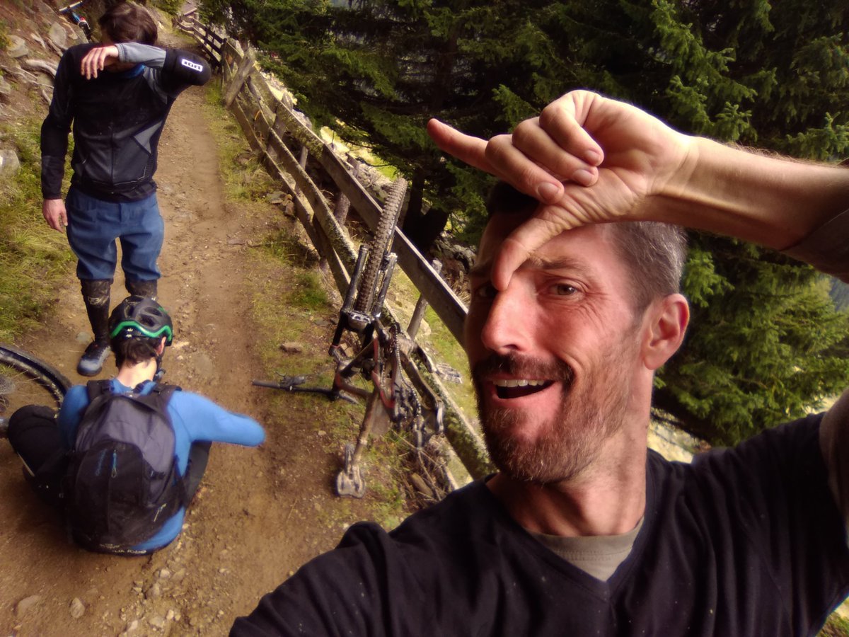 TwoGuysOneVan1's tweet photo. Being super "helpful" again during tire repair stops. Flats are LAME!!!

#Sölden #Flowtrail #MTBUKChat #TotalMTB #nonamesyndictae #specializedEdnuro #EnduroOne #Austria #justride #TwoGuysOneVan #YouTube https://t.co/EQ0DgHUll3