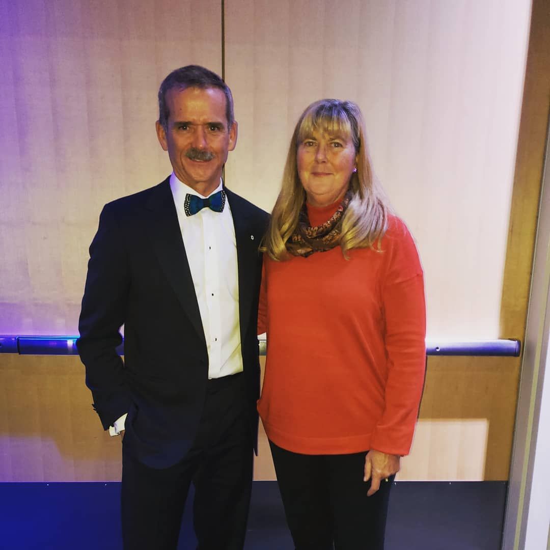 ElevateAuctions's tweet photo. This past Thursday, our #auction staff member got to meet @Cmdr_Hadfield at the LIFT gala @TELUS_Spark! This was the first time this event took place and we are so honoured to have be selected to assist with fundraising! #AllForFlight https://t.co/aOTabHdimO